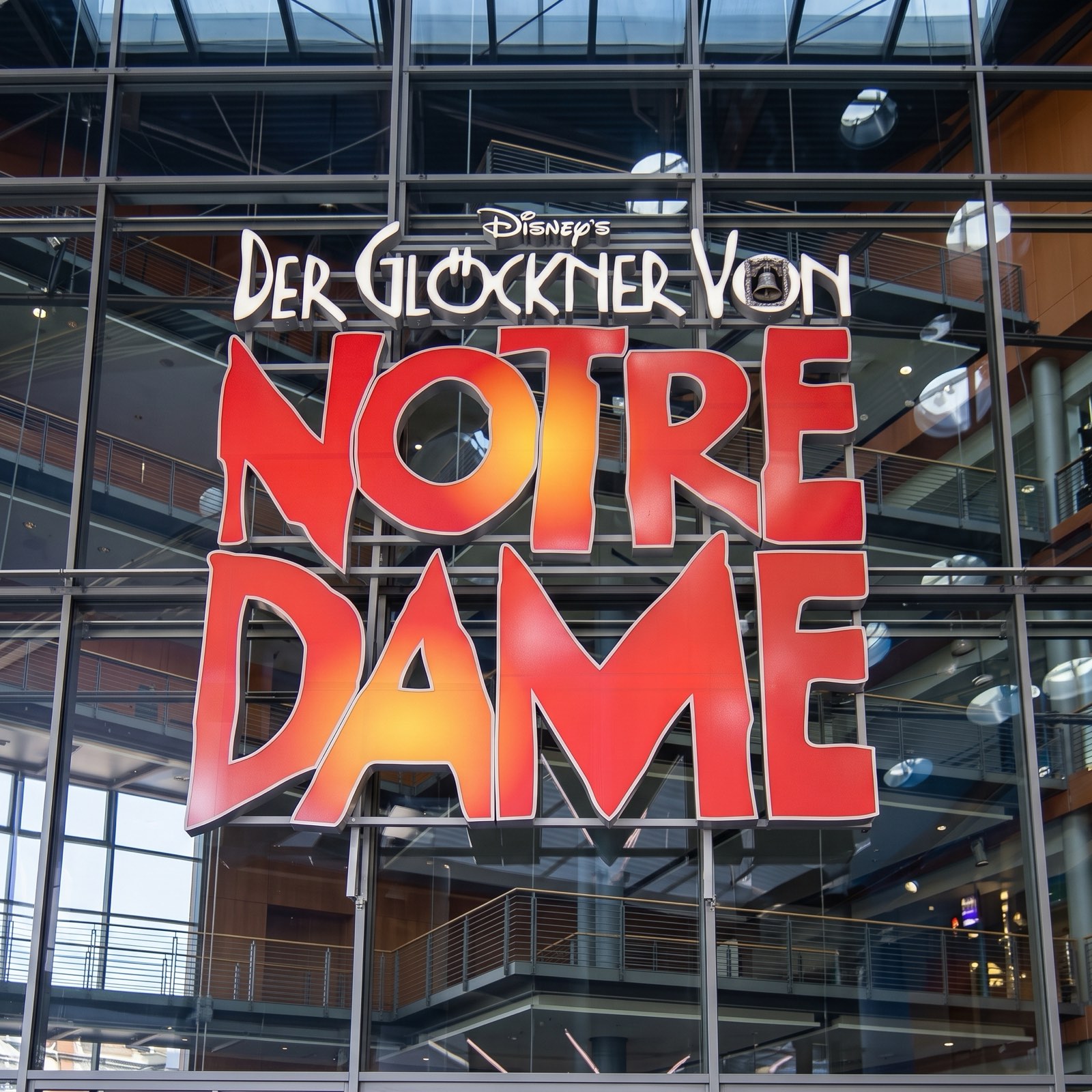Großwerbeanlage von bohn für das Musical Der Glöckner von Notre Dame